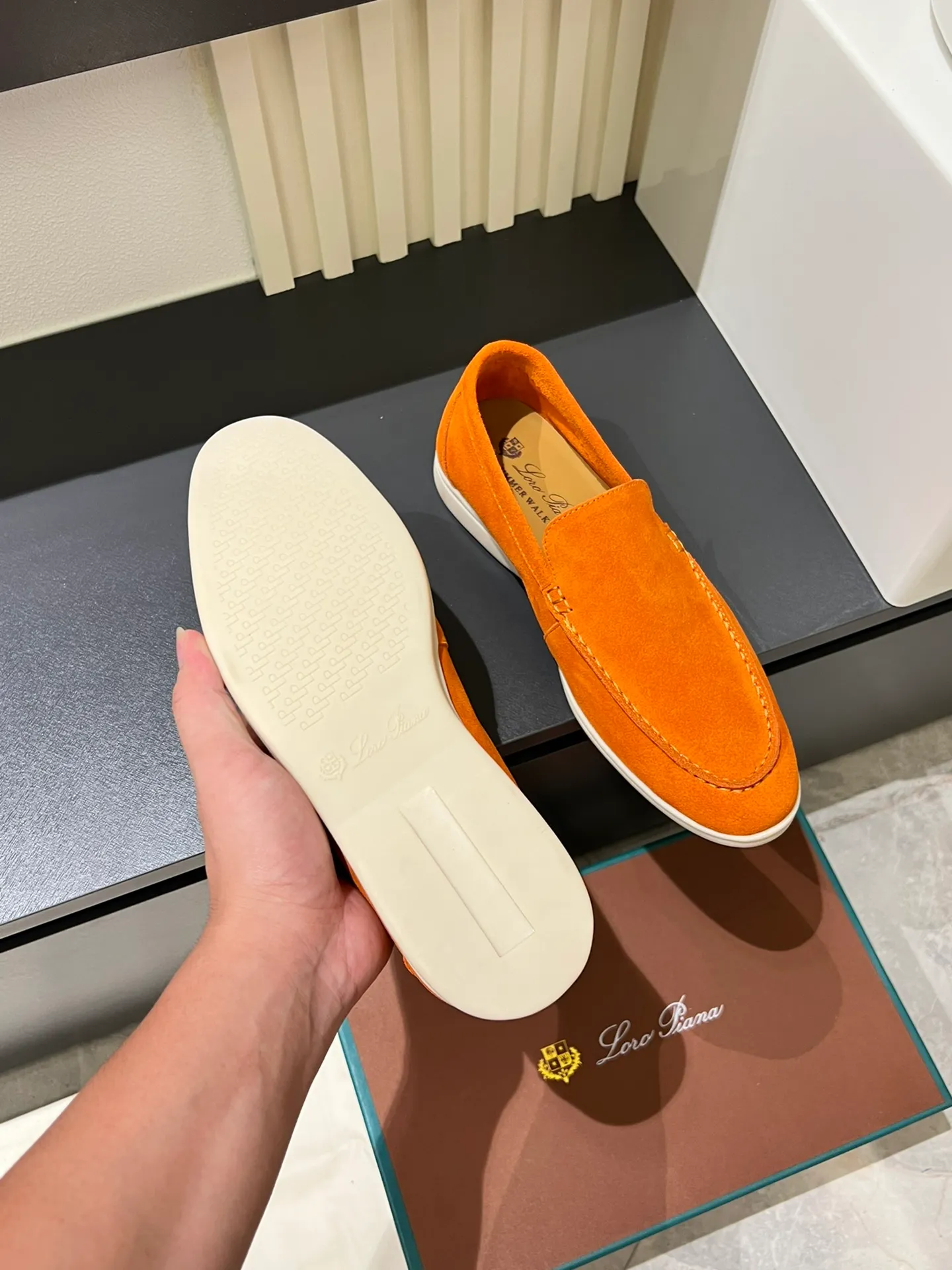 Men's shoes 💰p360 "Loro men's shoes 💰pian'*" Classic L men's shoes for couples 💰p Top version British flat loafers, a must-have item in old money style, the minimalist design is eye-catching and durable, a plus point for dressing The soft foot feel and texture are outstanding. They don’t scratch your feet and are very nice. They are matched with soft and waxy soles. They can be worn daily for a long time without getting tired. They are easy to wear, versatile and classic items, with perfect foot feel and texture! Imported cashmere fabric, the lining is made of imported A-grade water-dyed cow lining, the top version of the genuine leather midsole is sewn with pure handmade mark thread! Size: Female 35-40 (34. Customized) Male 38-44 (45.46. Customized)